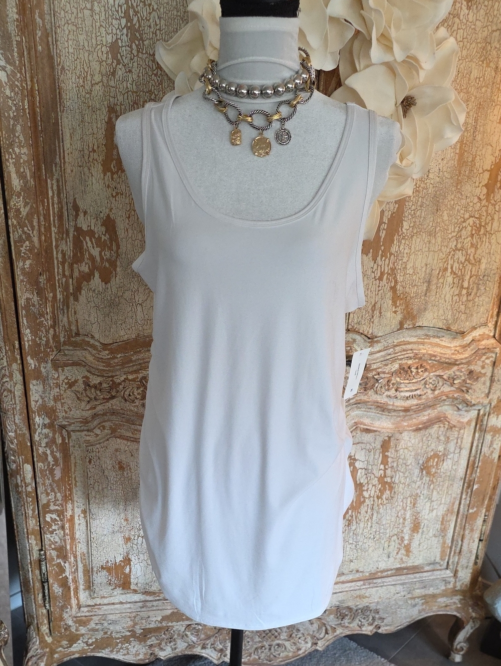 Time and Tru White Scoop Neck Tank Top